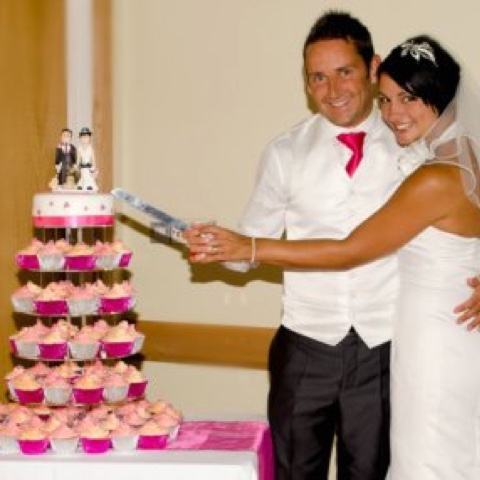 Couple cutting cake