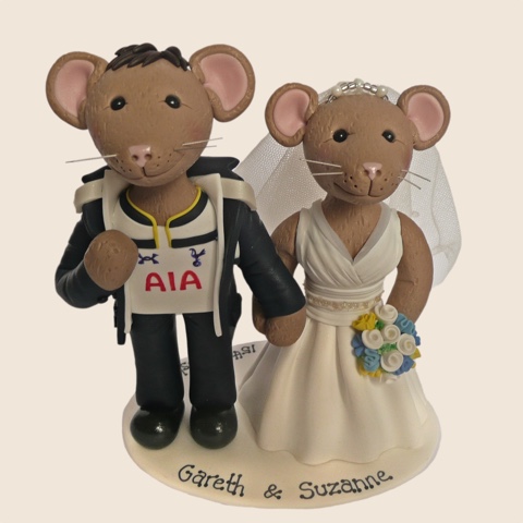 Wedding cake topper of mice